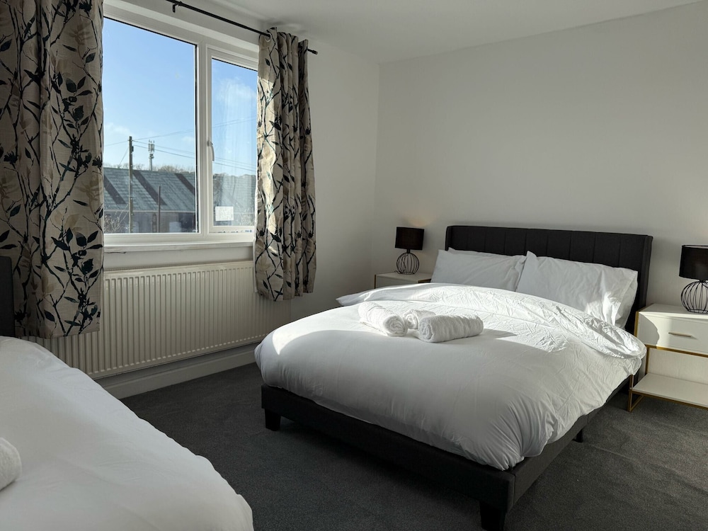Large and Peaceful 4-bedroom House in Bridgend