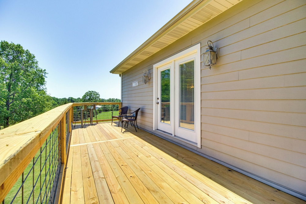 Near Bull Shoals Lake: Spacious Golfer's Getaway!