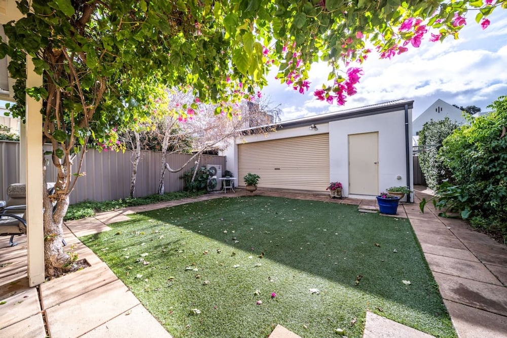 Glenelg Beach Stylish 2 Story Townhouse Sea View