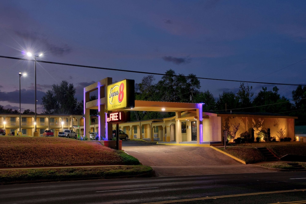 Super 8 by Wyndham Palestine