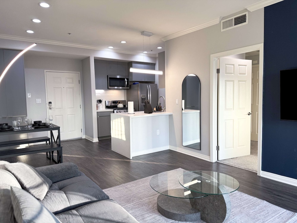 Modern Escape W Pool GYM Parking 10 Min to Cedars