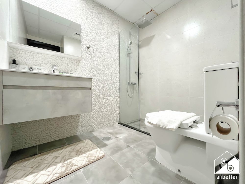 Jewelz Luxury 2BR Balcony, Pool & Garden Views