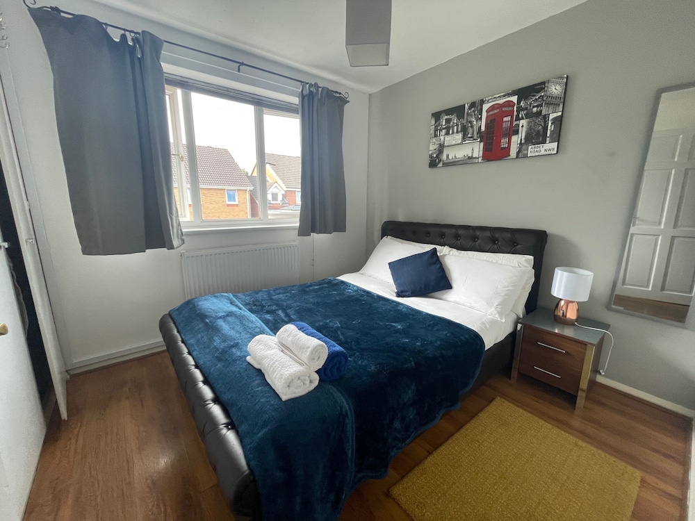 Apartment - Sleeps 4 & On-site Parking