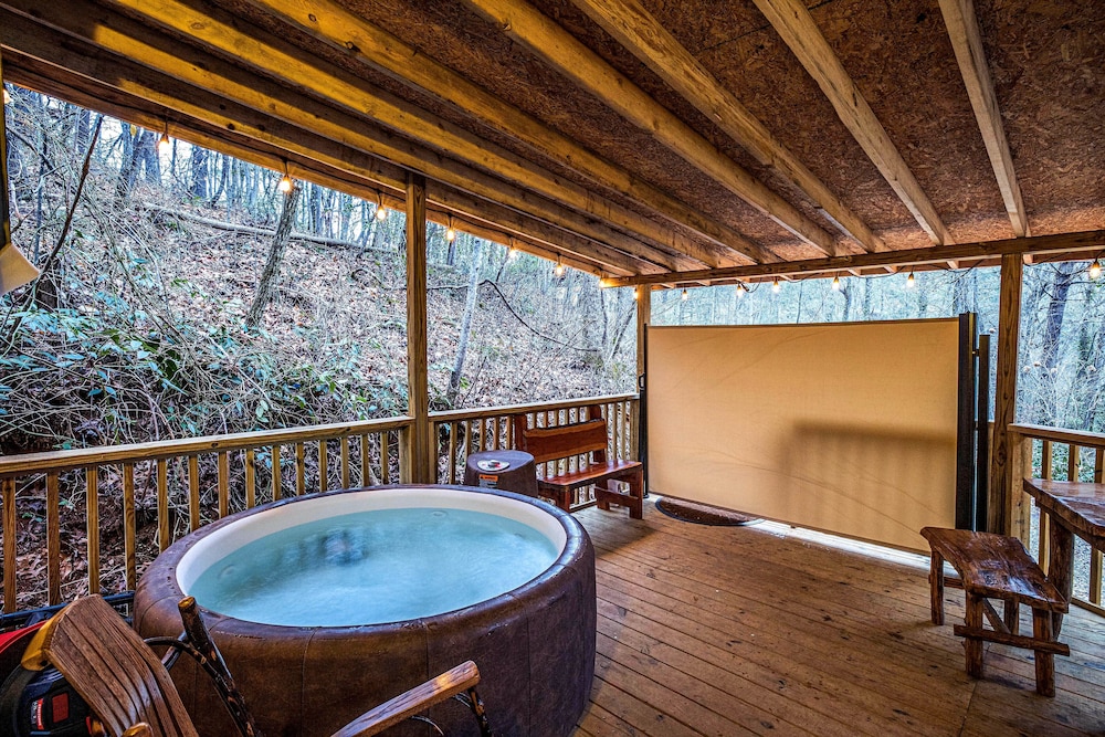 Bear Creek Lodge and Cabins in Helen Ga - Pet Friendly, River on Property, Walking Distance to downtown Helen