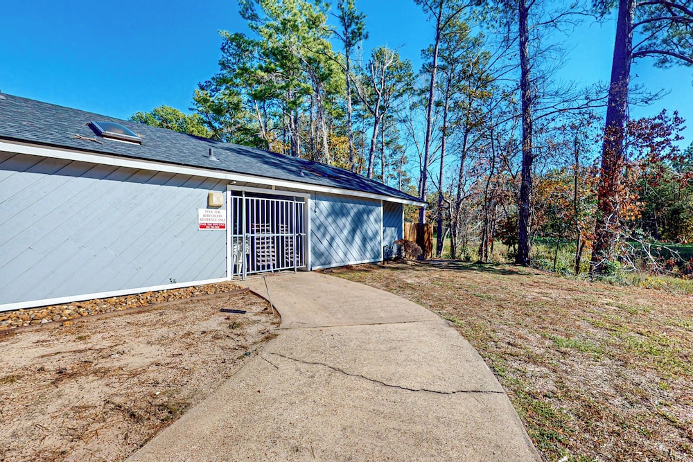 3BR w/ Yard, Updated Interior w/ A/C & W&D