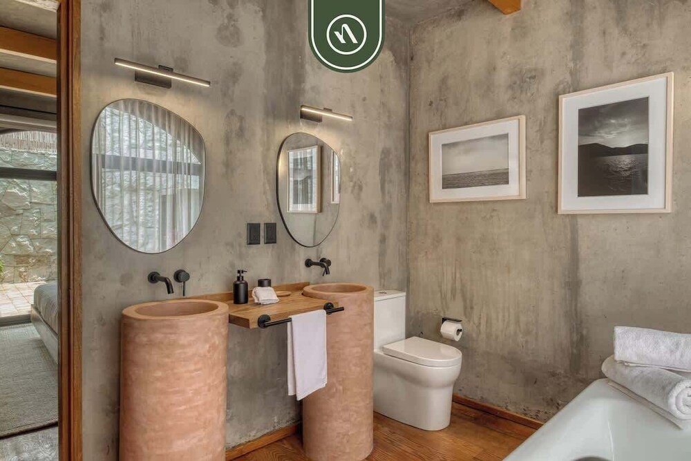 Luxury 2 BR Condo in Downtown - AC - Peaceful