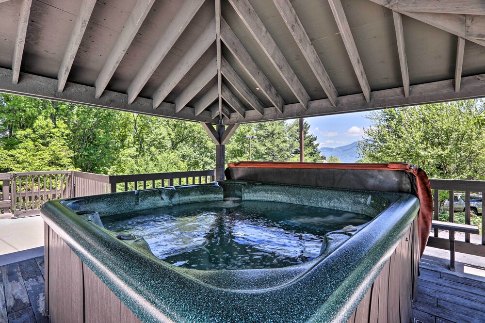 Mountaintop Gatlinburg Condo w/ Community Pool