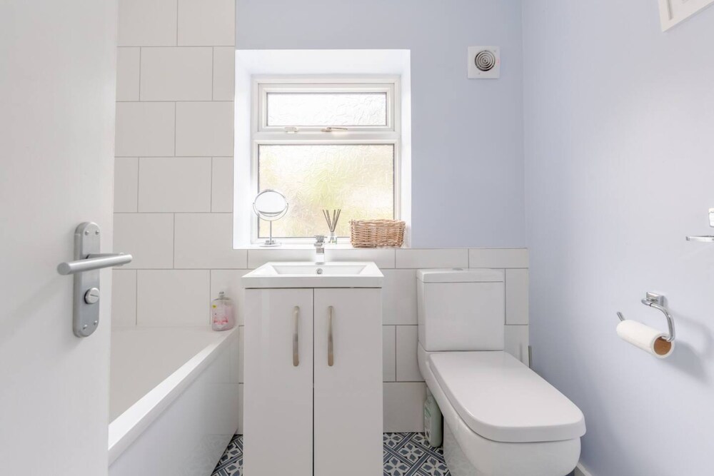 Homely and Spacious 2 Bedroom House - Stratford