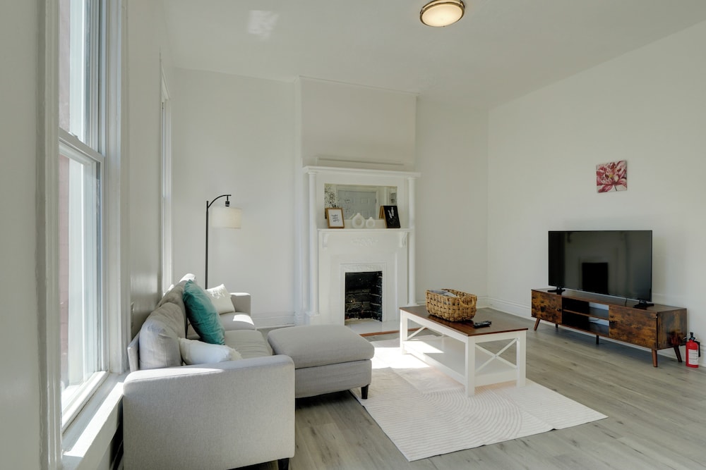 1 Mi to Uofl: Pet-friendly Louisville Apartment!
