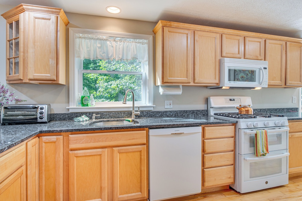 1/2 Mi to Ogunquit Beach: Maine Home w/ Deck!