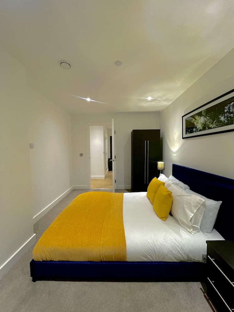 Luxury Spa Apartment in Manchester - Rooftop Swim view 4