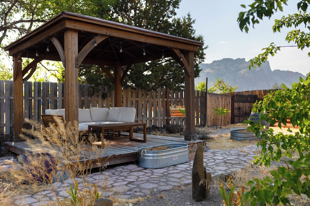 Smith Rock Base Camp Sleeps 6!