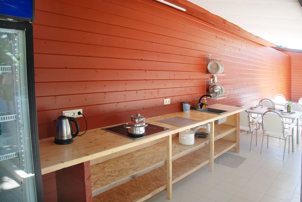Peak Season Hotel