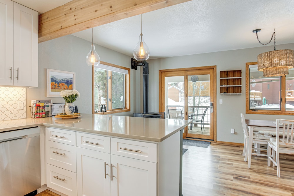 Fraser Townhome: Ski, Hike, Bike!