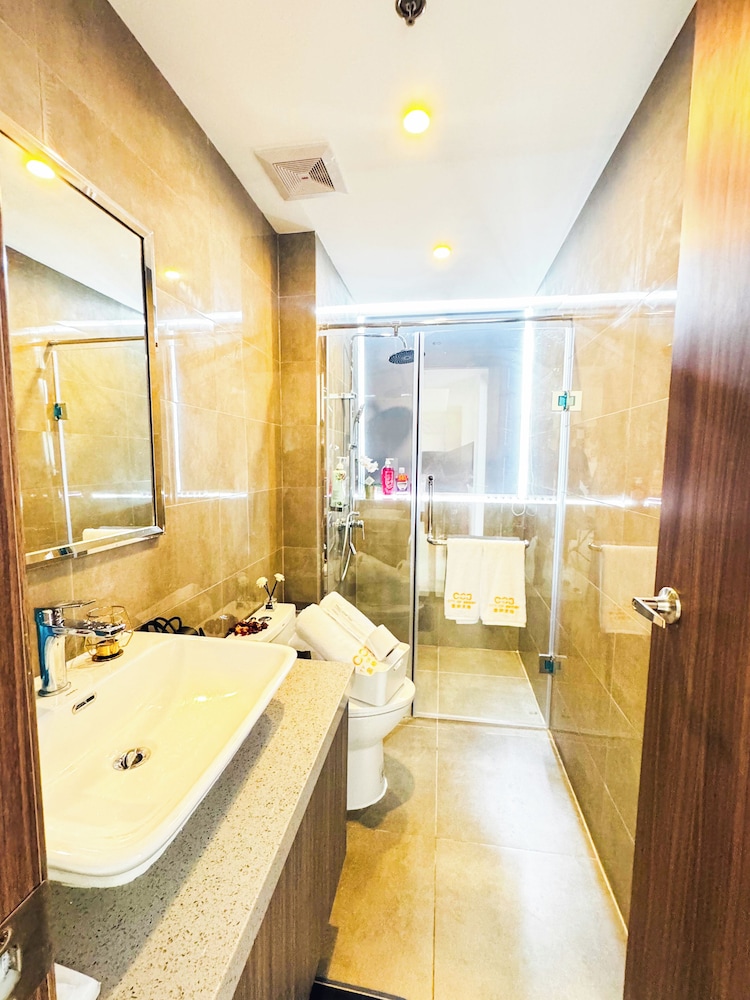 Luxury Penthouse & High-Floor Hotel near City of Dreams, Airport, Okada, and Solaire Casino