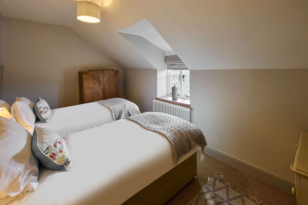 Host Stay Rock Rose