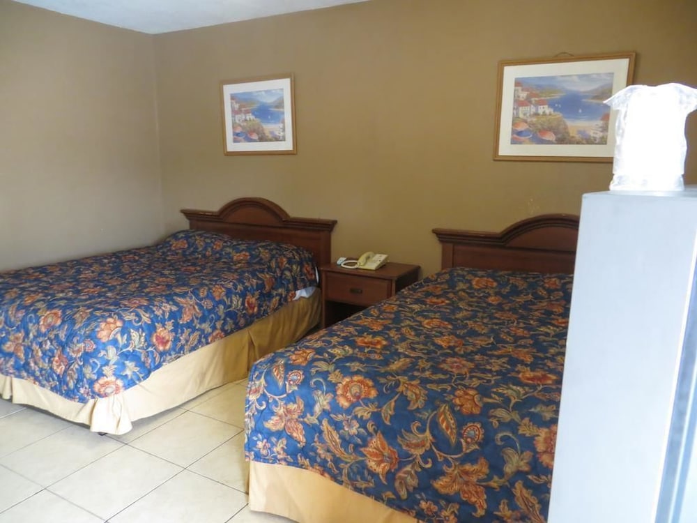 Travel Inn  Suites - Property Image 3