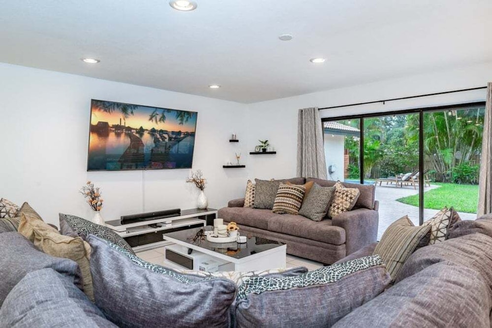 Fox Island Heated Spa- Downtown & Beach 4 Bedroom Home