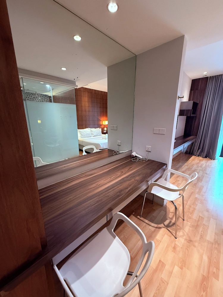 D'Majestic Place by Roomy