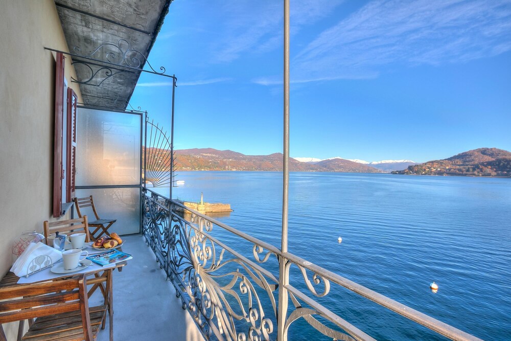Lago Magico Pied Dans L Eau view 4