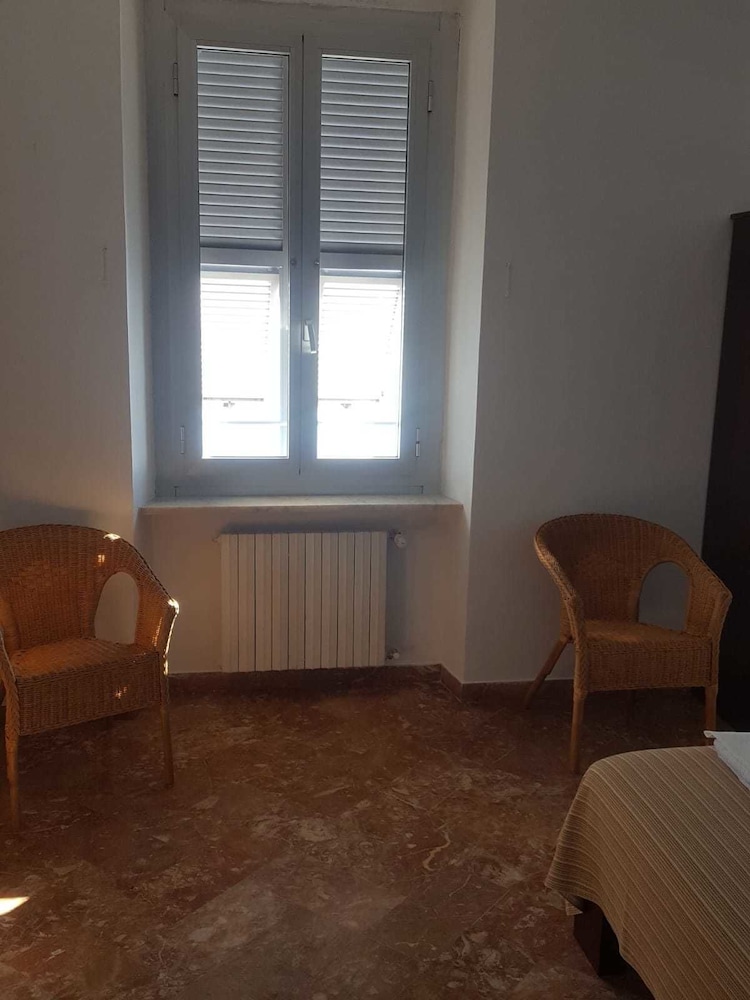 Collegio Emiliani en Genoa — hotel room