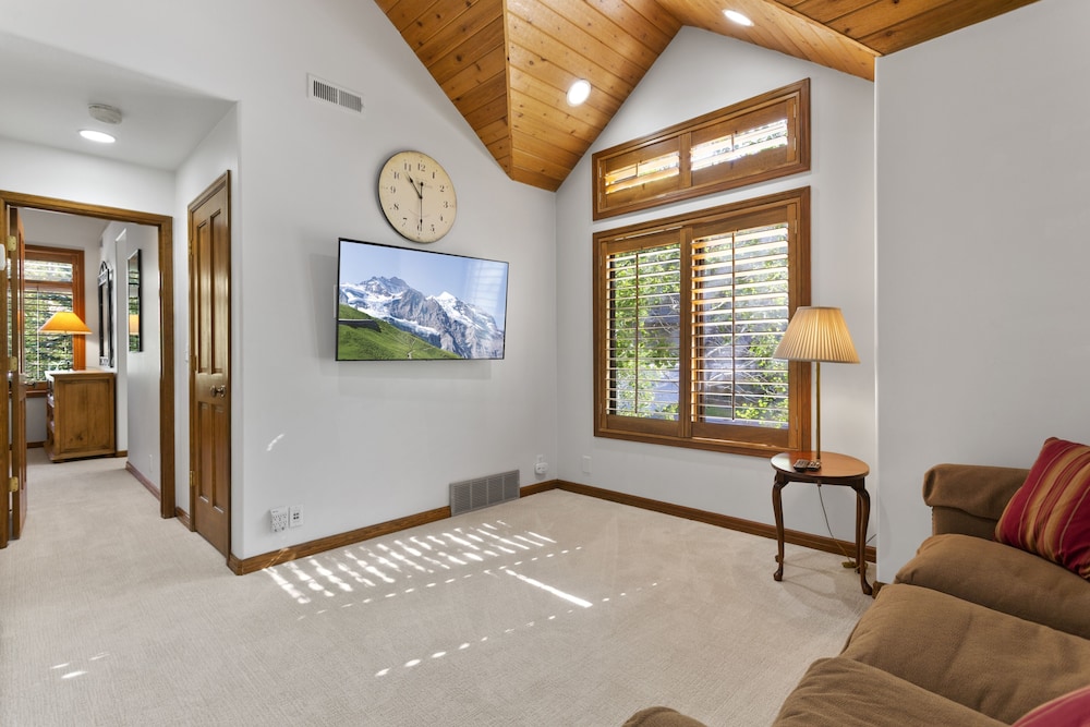 Deer Lake Village at Deer Valley Resort - Four Bedroom Condo with Hot Tub #2478 4 Condo