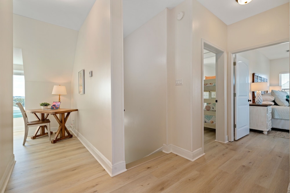 Dauphin Pearl - Boat And Pet Friendly! Fish, Swim, Enjoy Family Time On The Beach Or On The Water. 5 Bedroom Home by RedAwning view 3