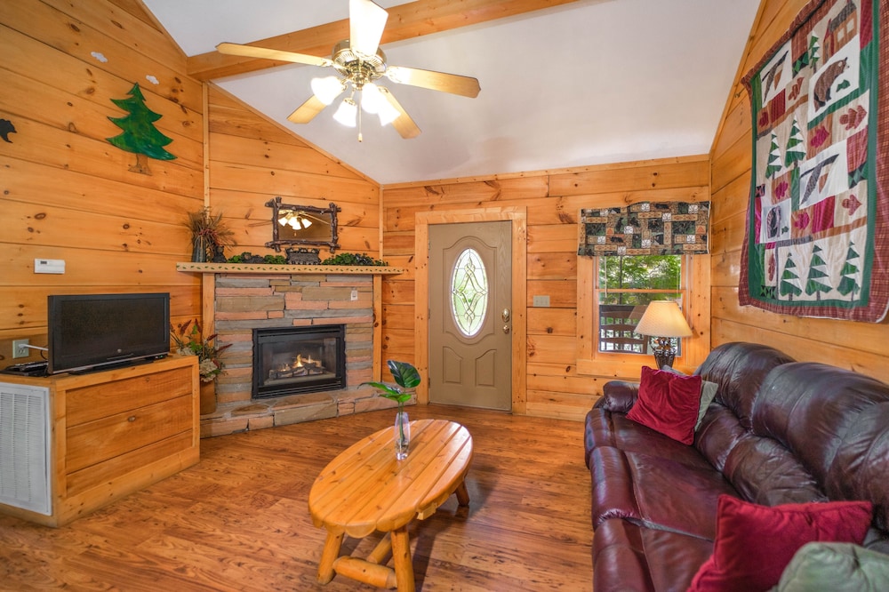 Er307- Eagle's View- Great Location- Close To Town 2 Bedroom Cabin by RedAwning view 5