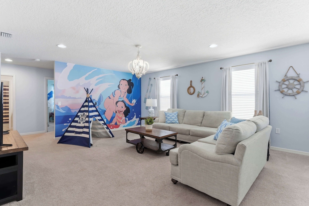 Family 6BR Home, Pool & Game Room