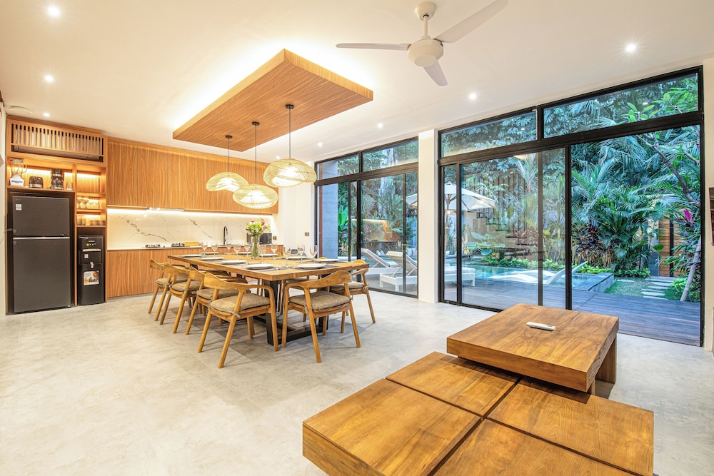 Enchanting 5BR Canggu Villa Moments to Sea