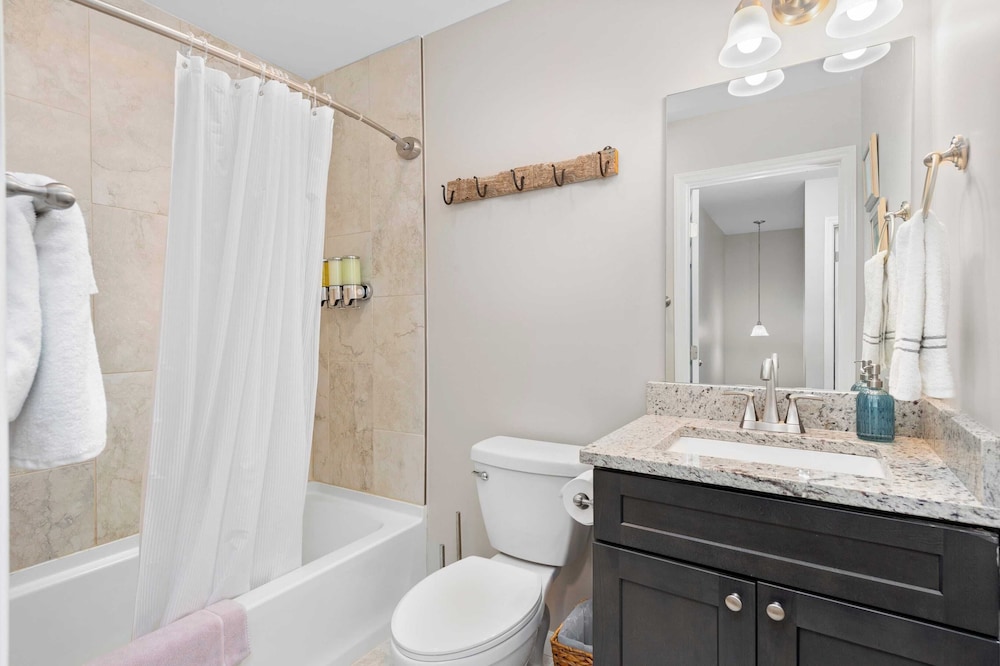 Sleeps 20, Entire Duplex Patio + Fire Pit 6 Minutes to Downtown Asheville