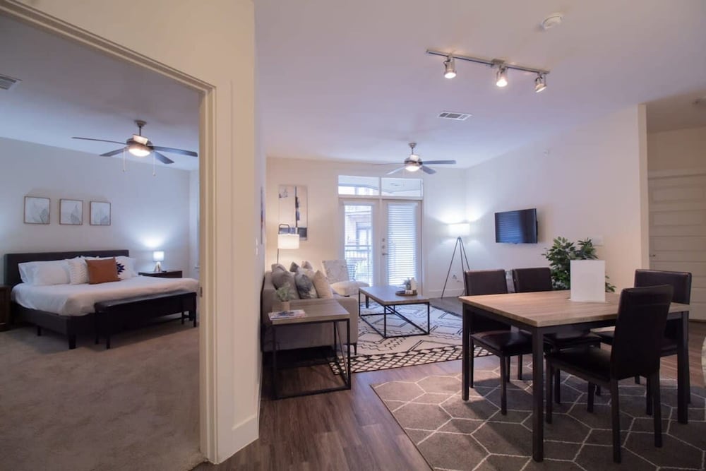 Revive Tanglewood Stunning 2BR in Uptown Houston
