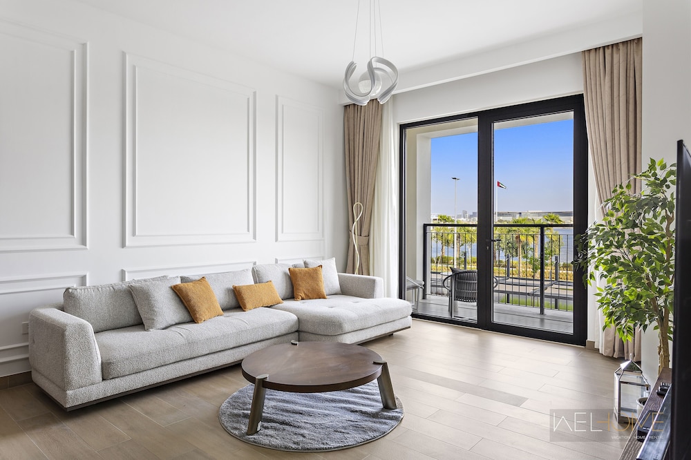 WelHome - Mesmerizing Sea & Burj Khalifa Views Apt at La Voile