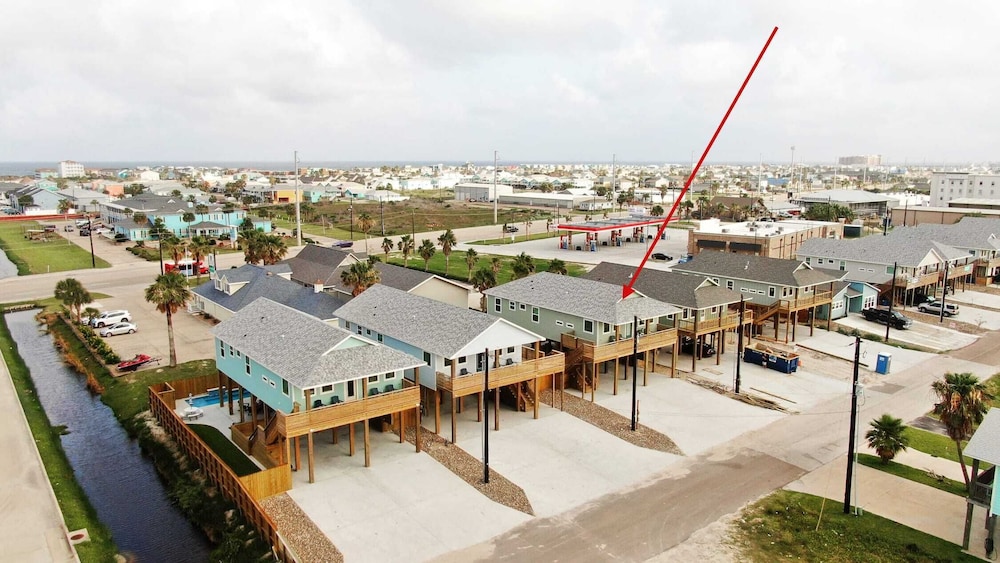 Pool, Firepit + Golf Cart Zone + Near Beach Looney Dunes by Avantstay