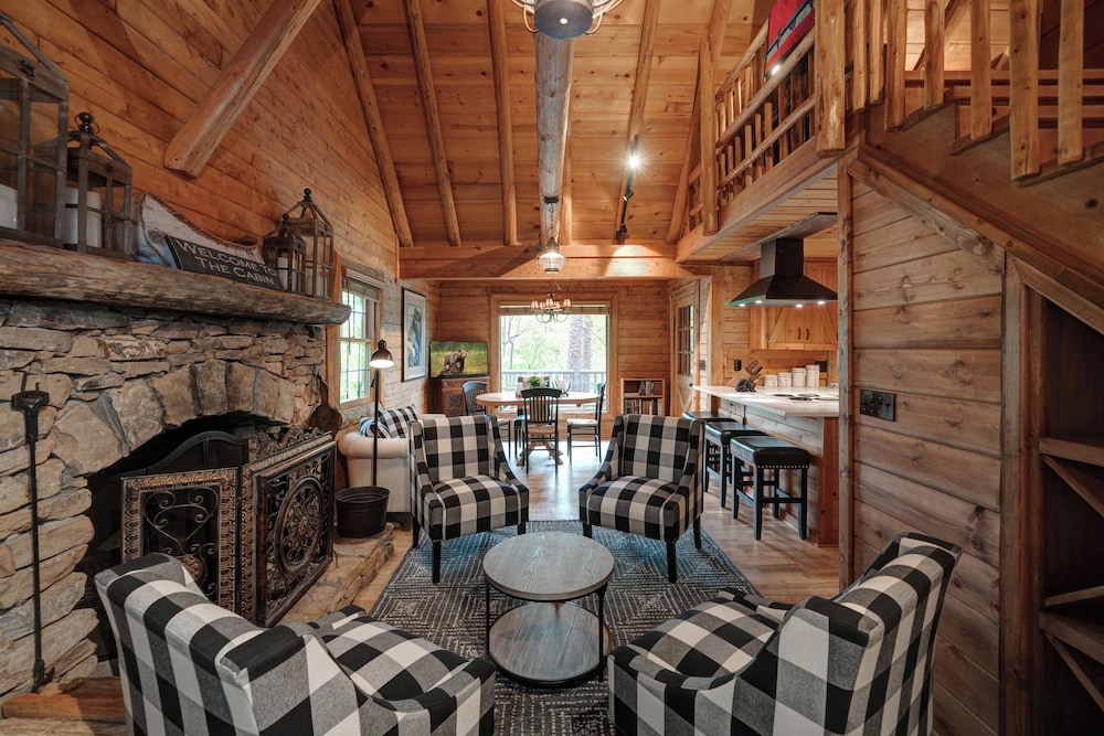 The Guest House Historic Cabin in Big Canoe
