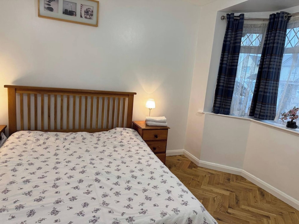 Spacious 4-bedroom Home in Ashford, Kent - Perfect for Families and Groups