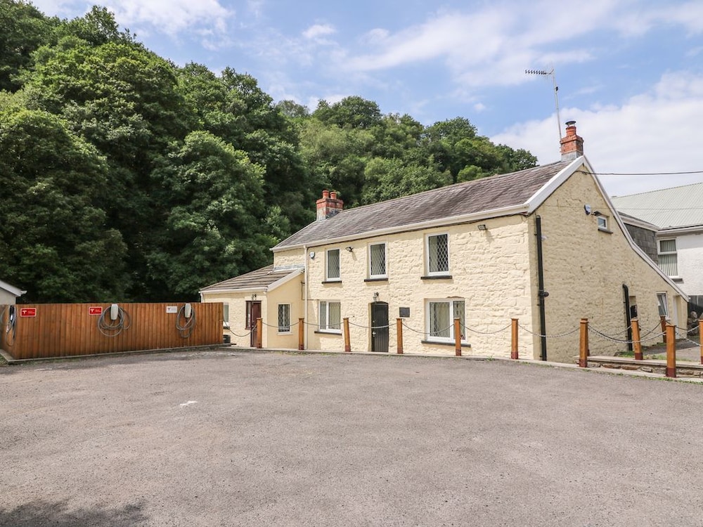 Swansea Vacations - Old Tredegar Arms - Property Image 1