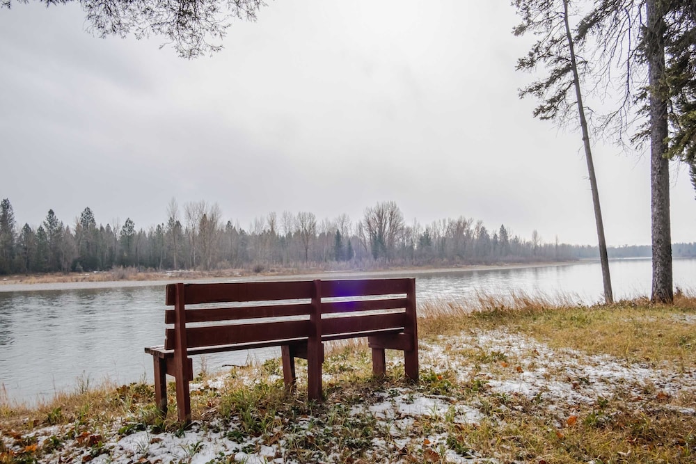 Flathead River Retreat For 15!