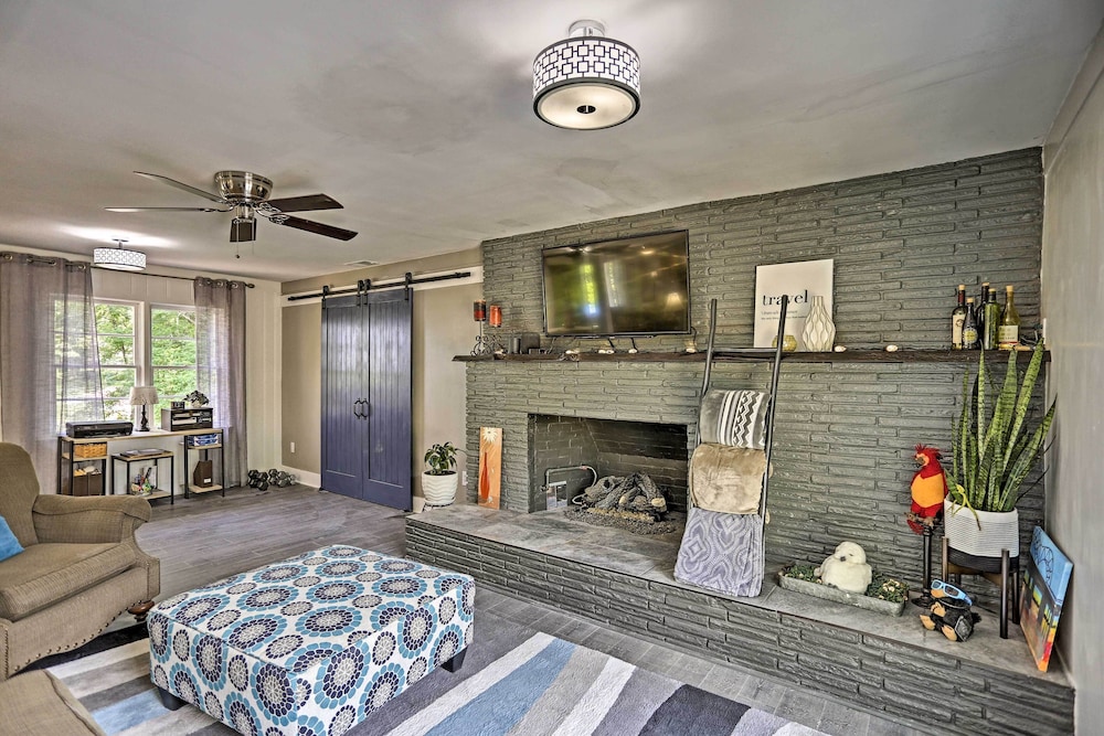 Family-friendly Escape ~ 6 Mi to City Center!