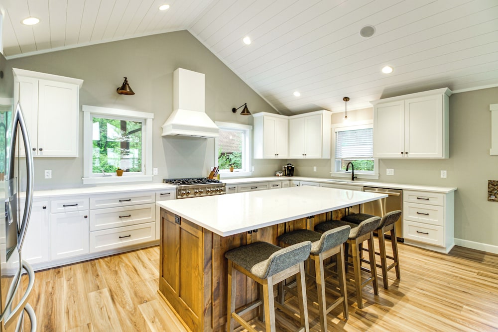 Hot Tub & Game Room: Lakefront Merrifield Retreat!