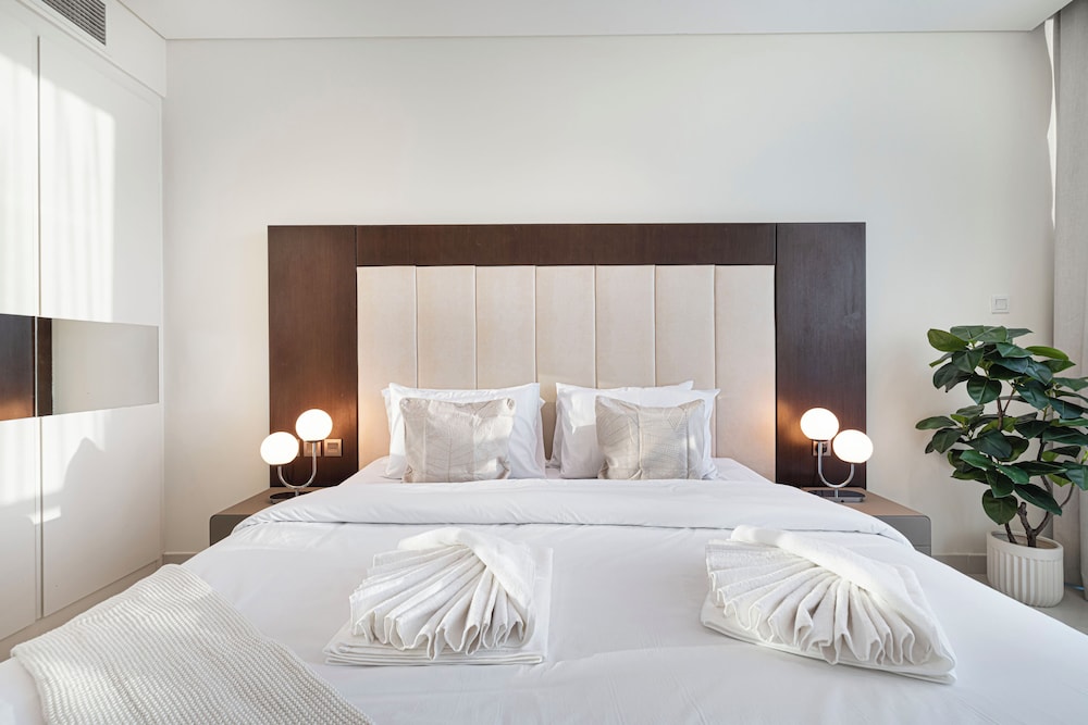 DAMAC Suites by Hostiva – Burj & Fountain