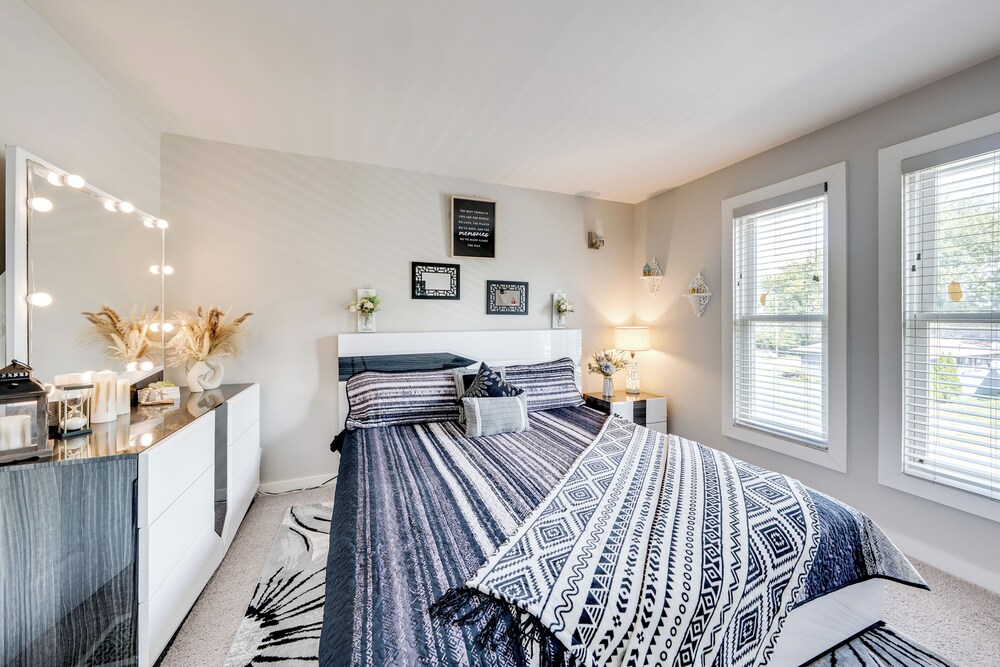 1 Mi to Dtwn Elgin: Dutch Colonial w/ Lovely Patio