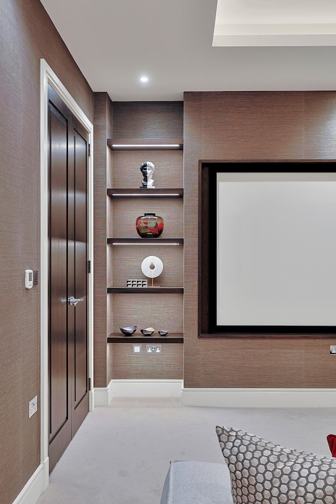 Luxe Home With Cinema Room - South Kensington