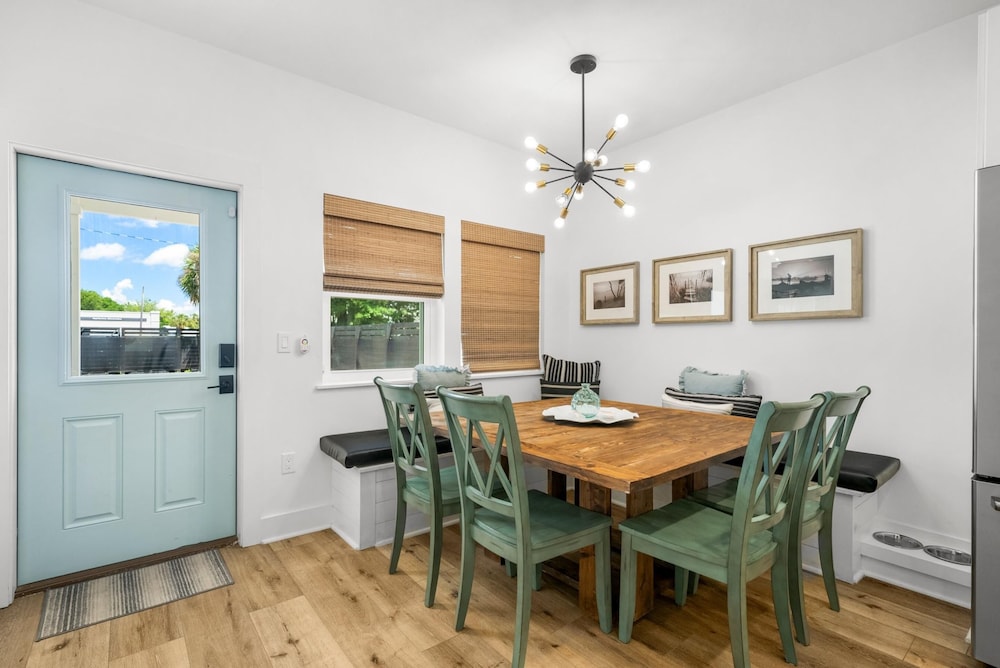 Beach House - 6th Street Retreat by PHG