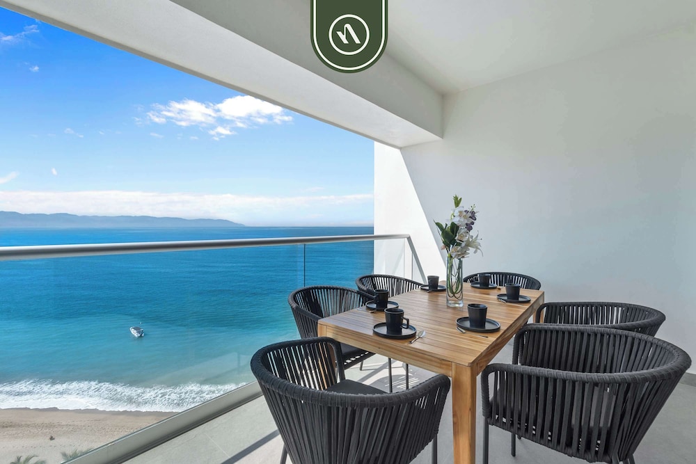 New Oceanfront 2 BR Condo - Gym - Beach - Pool