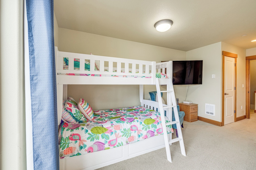 Walk to Lincoln City Beach: Townhome w/ Balconies!