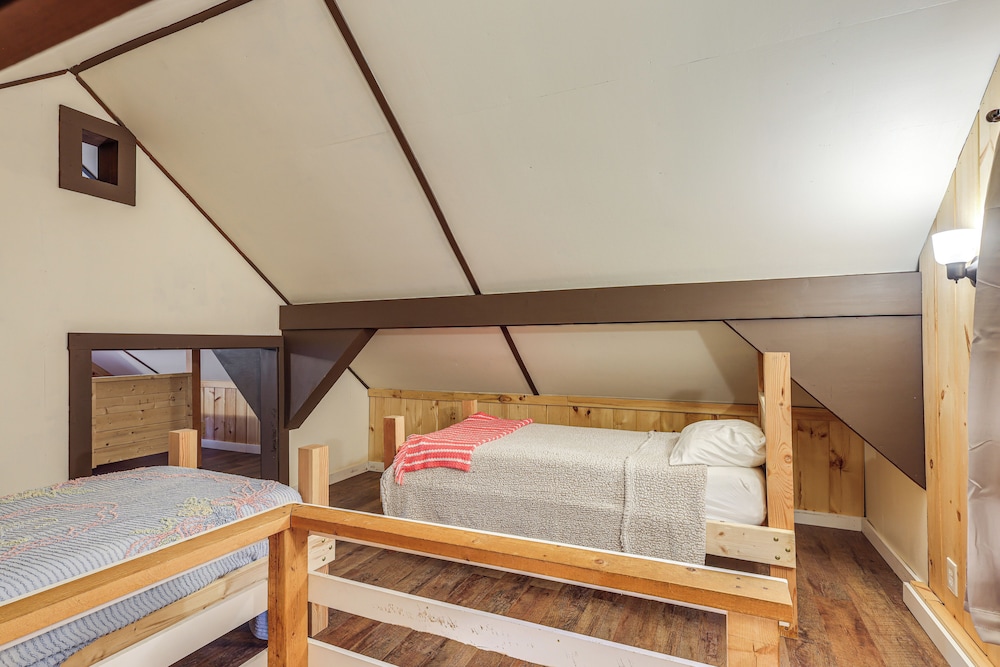 Hike, Raft, Ski & More: Cozy Cabin in Johnsburg!