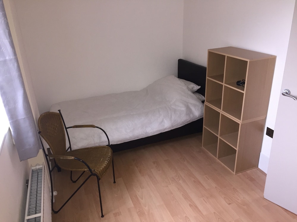 Large 2-bed House Derbyshire off Chatsworth rd view 4