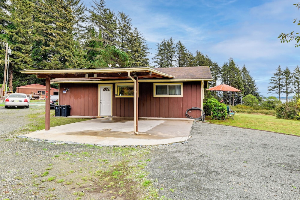 Fish & Hike: Quiet Smith River Cabin Near Ocean!