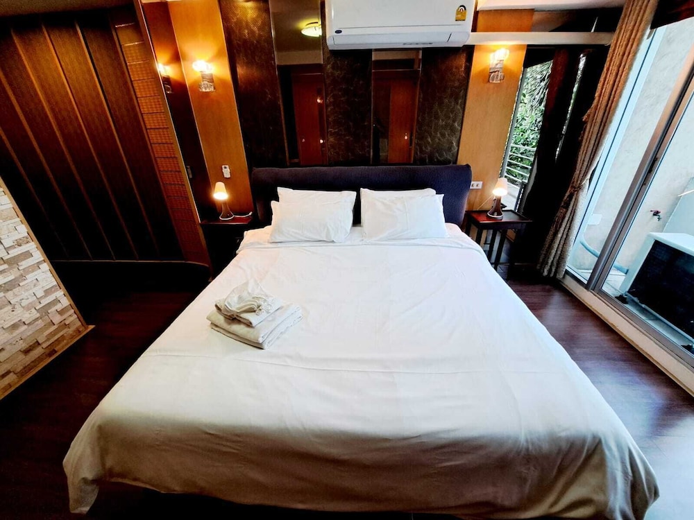 2D - 3 Bedroom Downtown Apartment With Shared Pool